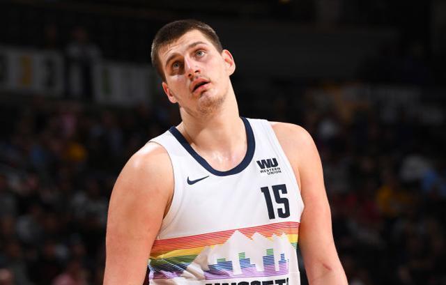 他在侧翼的 他在侧翼的